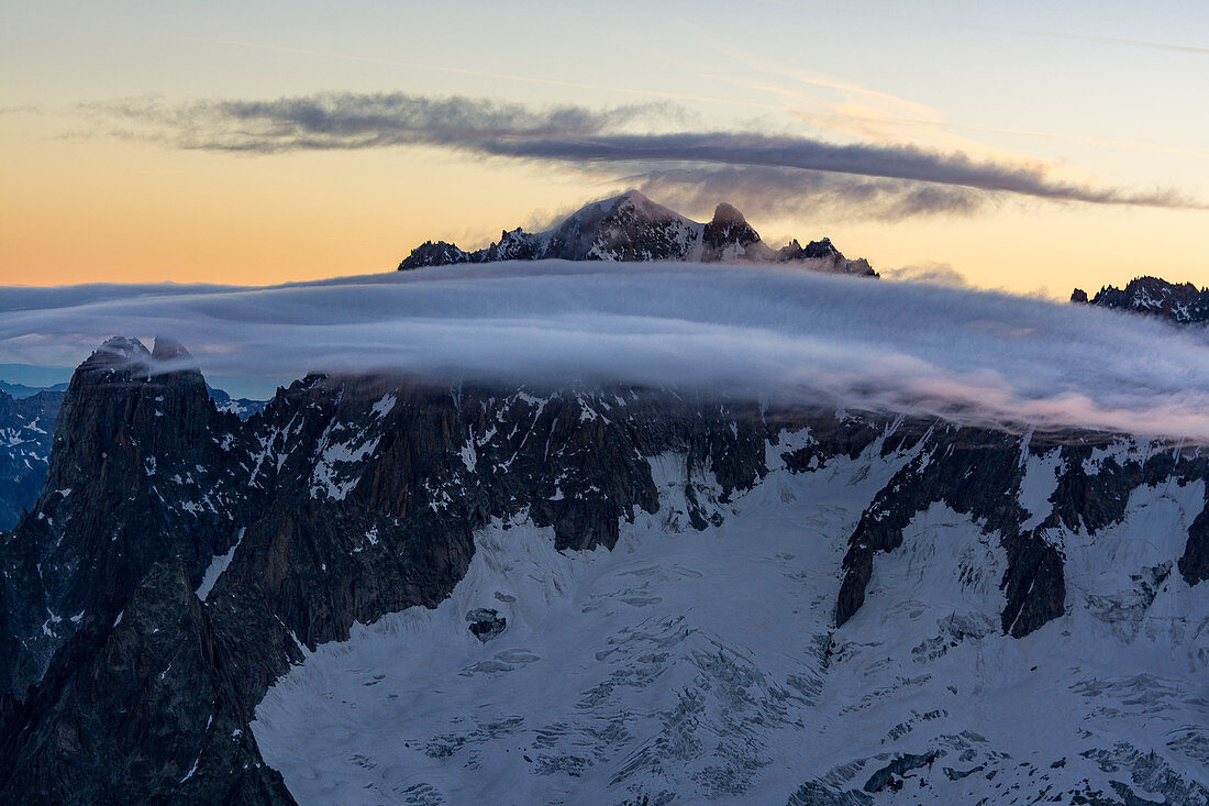 Wolken vor der Aiguille Verte in der Morgendämmerung, Grandes Jorasses, Mont Blanc-Gruppe, Frankreich