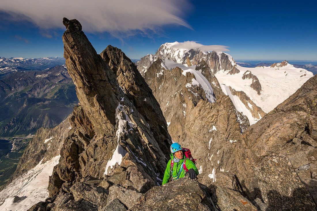 Bergsteigerin am Grat der Pointe Marguerite, Grandes Jorasses, Mont Blanc-Gruppe, Frankreich