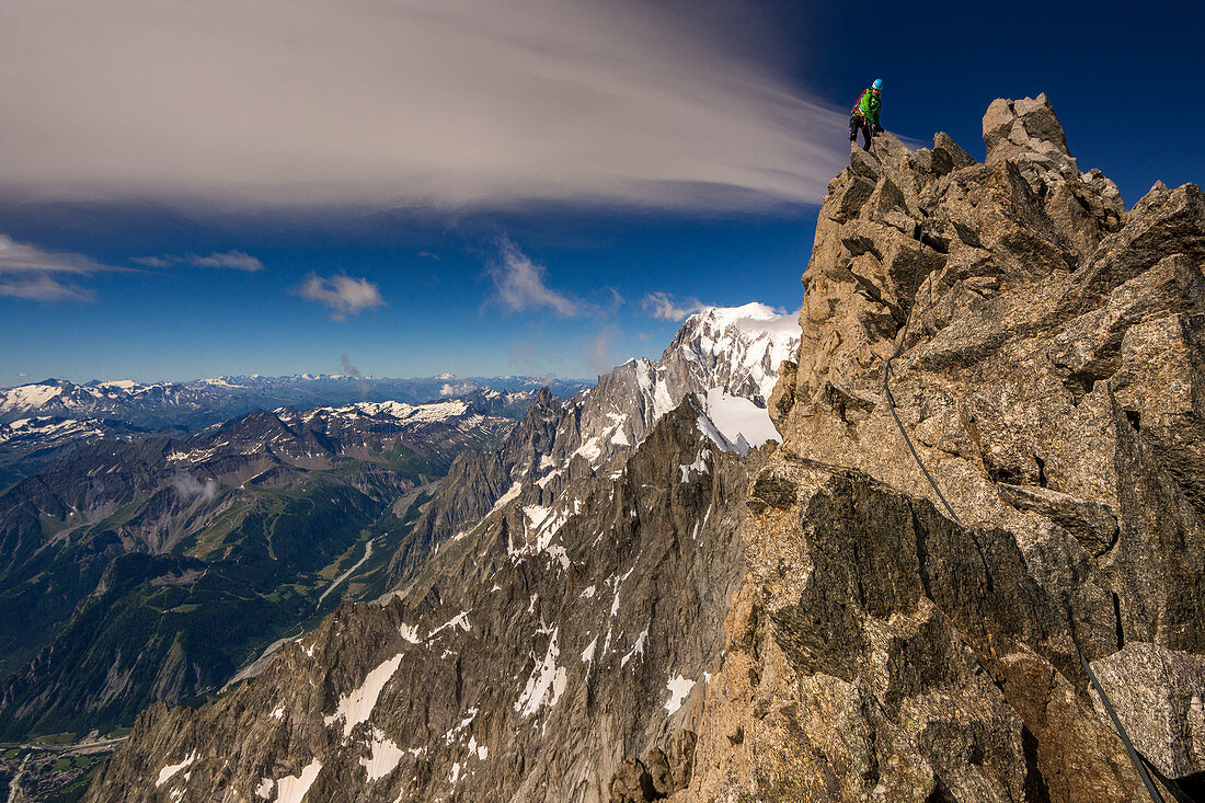 Bergsteigerin am Grat der Grandes Jorasses, Blick ins Val Veny, im Hintergrund Mont Blanc, Mont Blanc-Gruppe, Frankreich