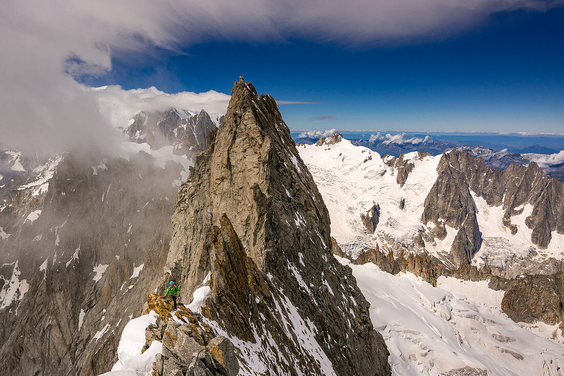 Bergsteigerin am Grat der Grandes Jorasses, im Hintergund Gletscher und Aiguilles du Midi, Mont Blanc-Gruppe, Frankreich