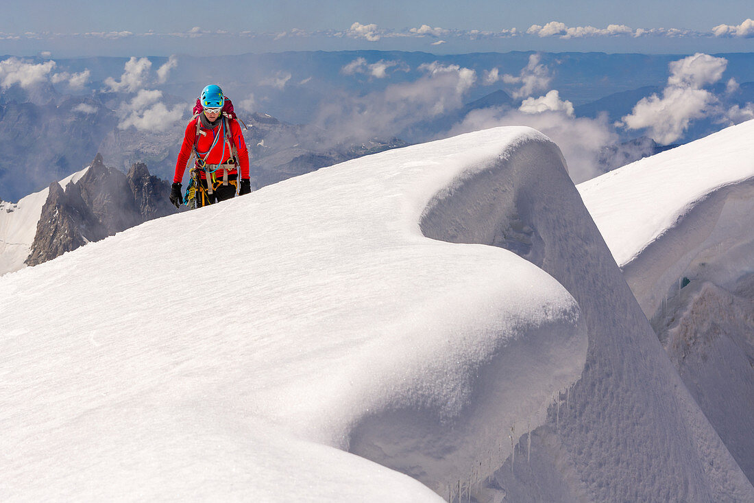 Bergsteigerin am Gipfel des Pointe Walker, Wechte im Vordergrund, Grandes Jorasses, Mont Blanc-Gruppe, Frankreich