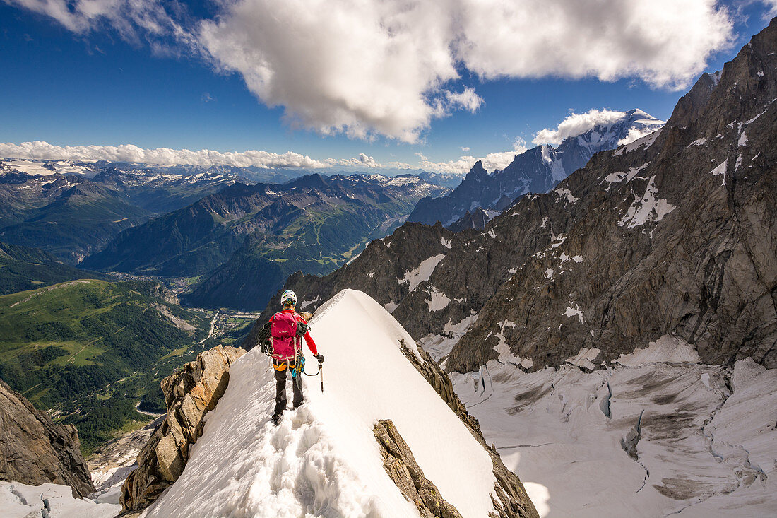 Bergsteigerin auf dem Grat der Rocher du Reposoir, Blick auf Courmayeur, Mont Blanc im Hintergrund, Grandes Jorasses, Mont Blanc-Gruppe, Frankreich