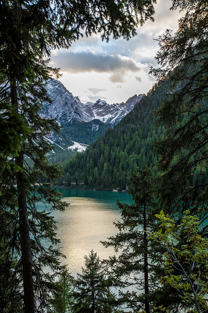 Blick auf den Pragser Wildsee, Südtirol, Italien