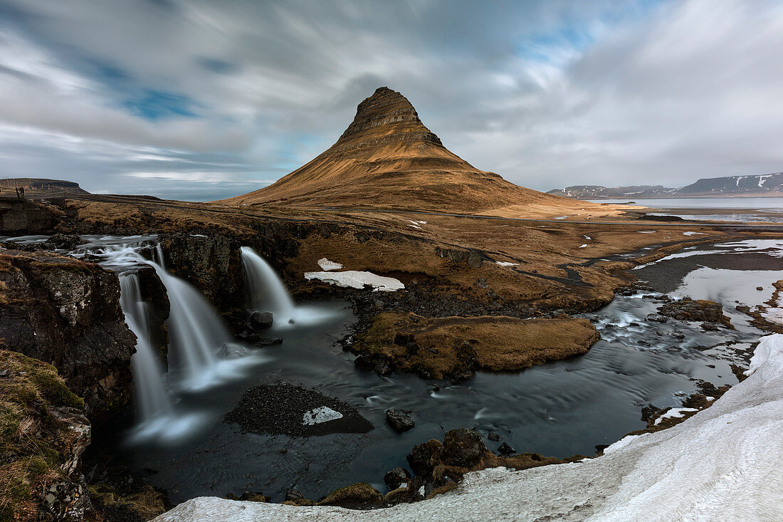  Kirkjufellsfoss and Kirkjufell mountain, Grundafjord, Vesturland,...