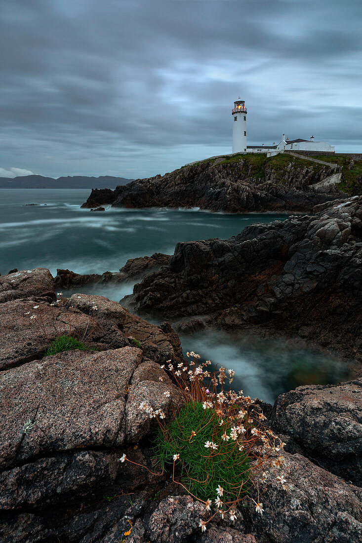 Sonnenuntergang am Fanad Head Lighthouse, Land Donegal, Provinz Ulster, Nordwesten Irlands, Irland