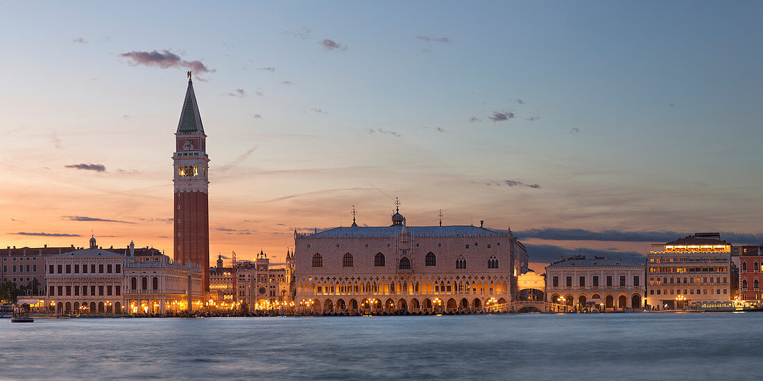 Glockenturm und Dogenpalast, San Giorgio Maggiore bei Sonnenuntergang, Venedig, Italien