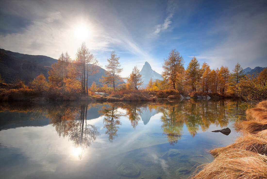 Herbst am Grindjisee mit Matterhorn im Hintergrund, Zermatt, Kanton Wallis, Schweiz