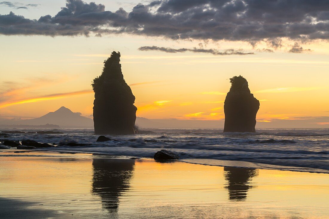 Sonnenuntergang, Felsen am Strand, die drei Schwestern, Tongaporutu, Nordinsel, Neuseeland