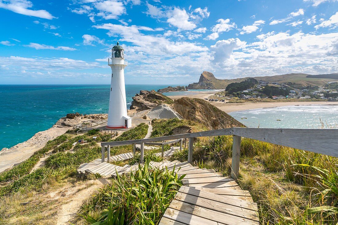 Castlepoint Leuchtturm und Castle Rock im Hintergrund, Region Wairarapa, Nordinsel, Neuseeland