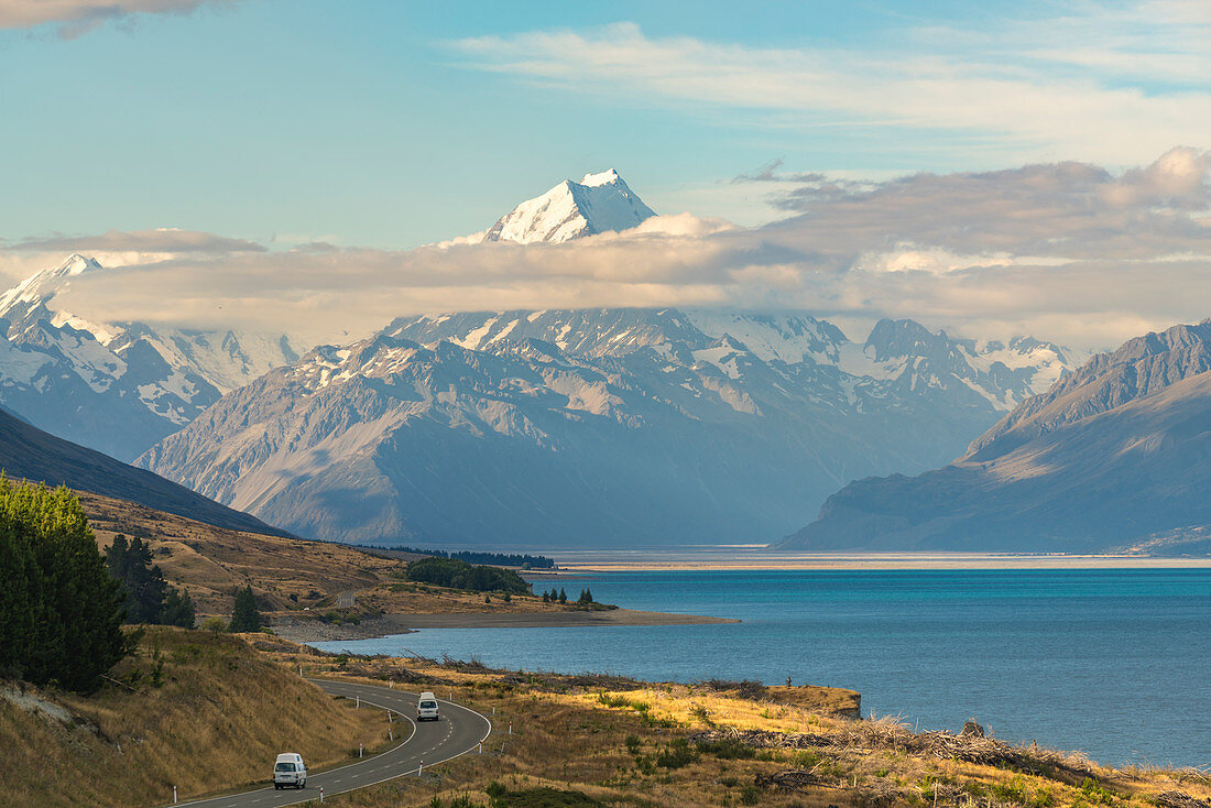 Straße entlang des Sees Pukaki mit Blick auf den Mt. Cook, Canterbury-Region, Südinsel, Neuseeland
