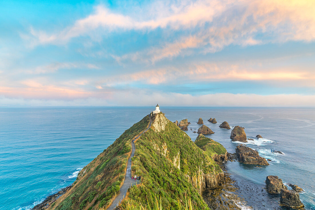 Nugget Point Leuchtturm bei Sonnenuntergang, Bezirk Clutha, Otago-Region, Südinsel, Neuseeland