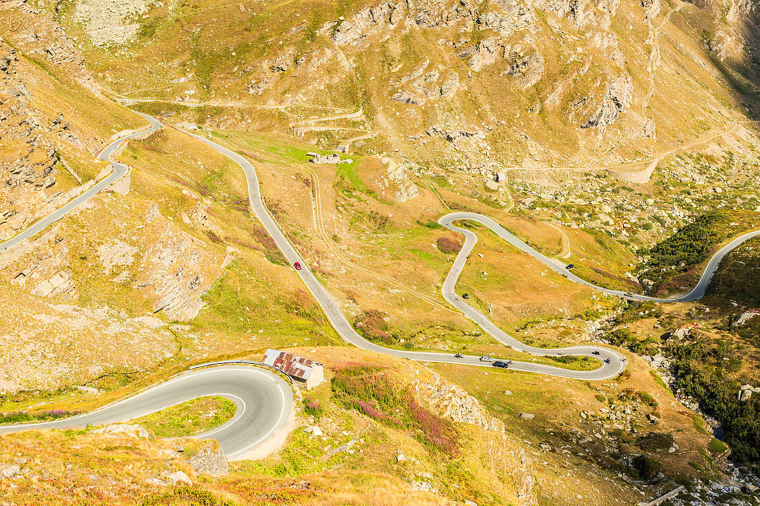 Kurvenreiche Straße im Orco-Tal, Nationalpark Gran Paradiso, Piemont, Italien