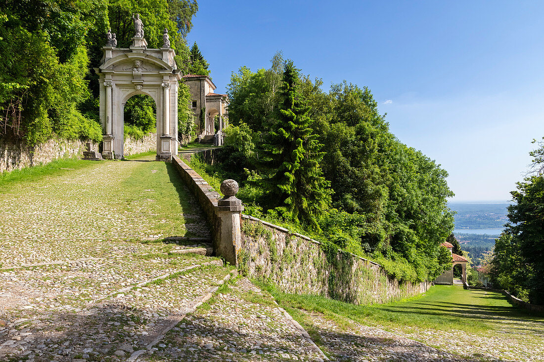 Blick auf die Kapelle und den heiligen Weg des Sacro Monte di Varese, UNESCO-Weltkulturerbe, Lombardei, Italien