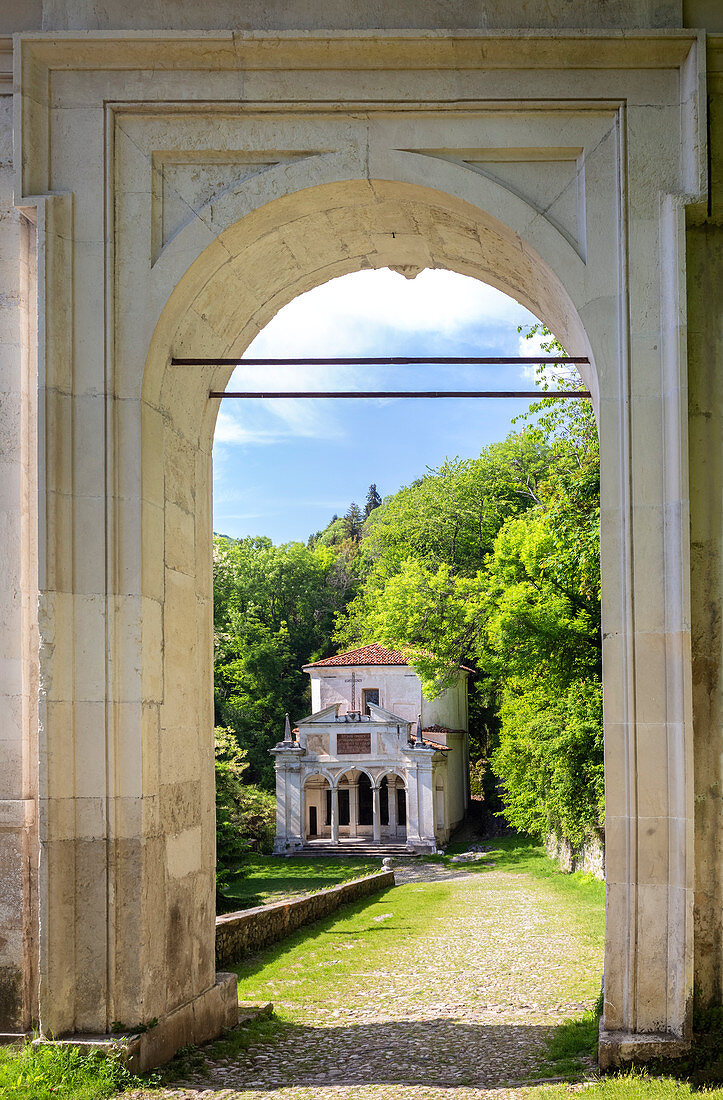 Blick auf die Kapelle und den heiligen Weg des Sacro Monte di Varese, UNESCO-Weltkulturerbe, Lombardei, Italien