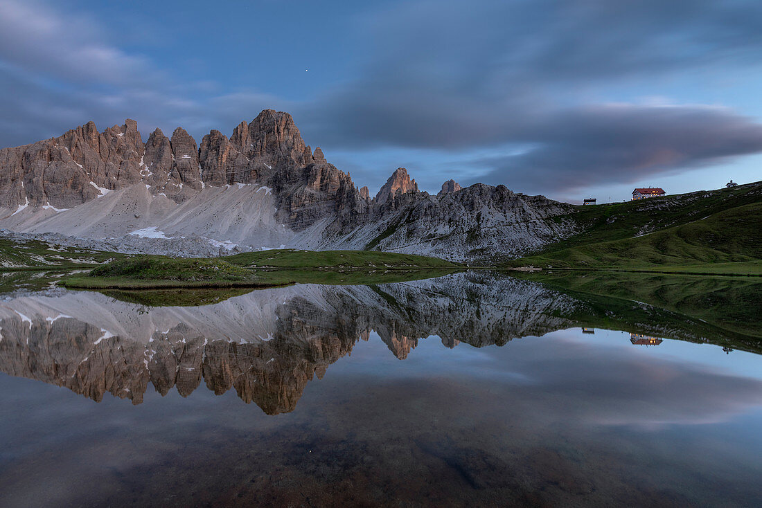 Sexten, Provinz Bozen, Dolomiten, Südtirol, Italien, Abenddämmerung am See Piani