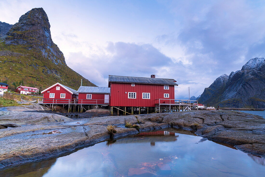 Rote Fischerhütten (Rorbu) in Reine, Nordland, Lofoten, Norwegen