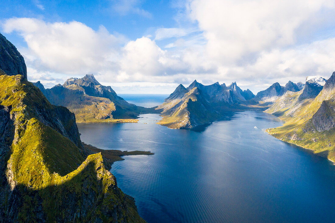 Luftaufnahme der Berge und des Meeres bei Reine, Moskenes, Nordland, Lofoten, Norwegen