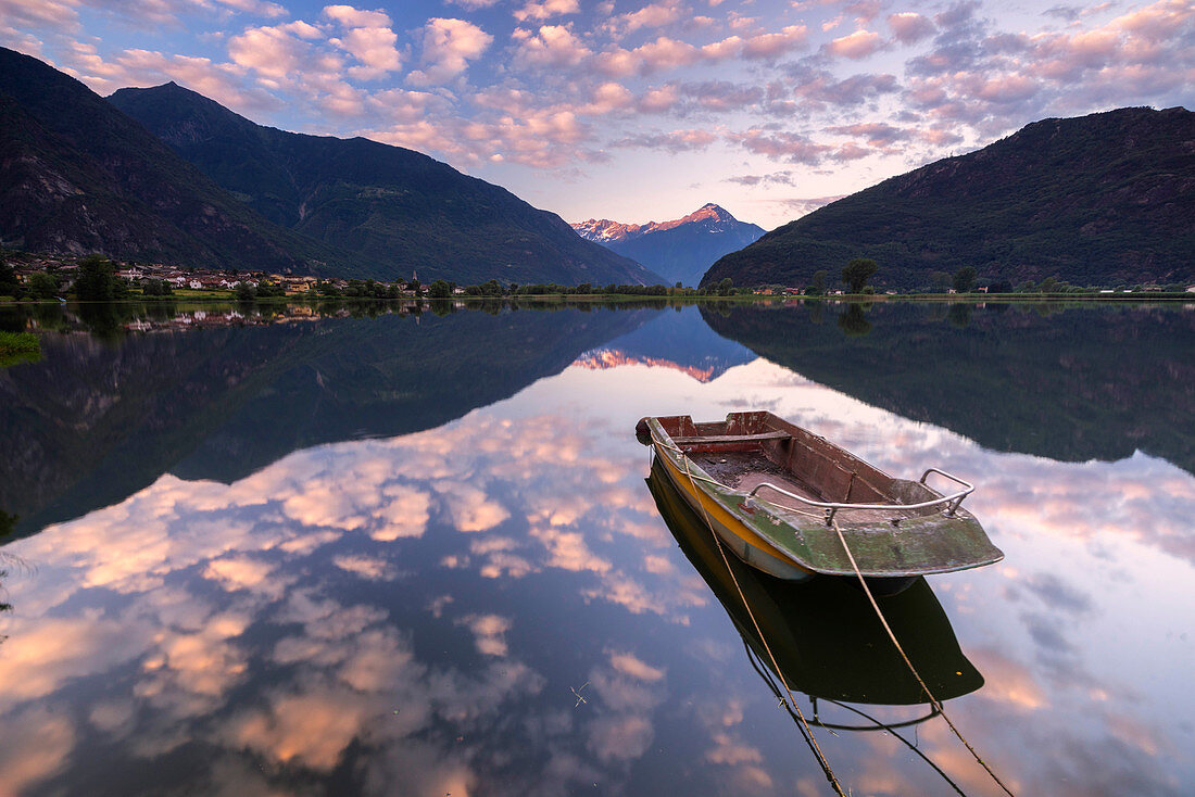 Boot im See von Novate Mezzola bei Sonnenaufgang, Provinz Valchiavenna, Sondrio, Valtellina, Lombardei, Italien