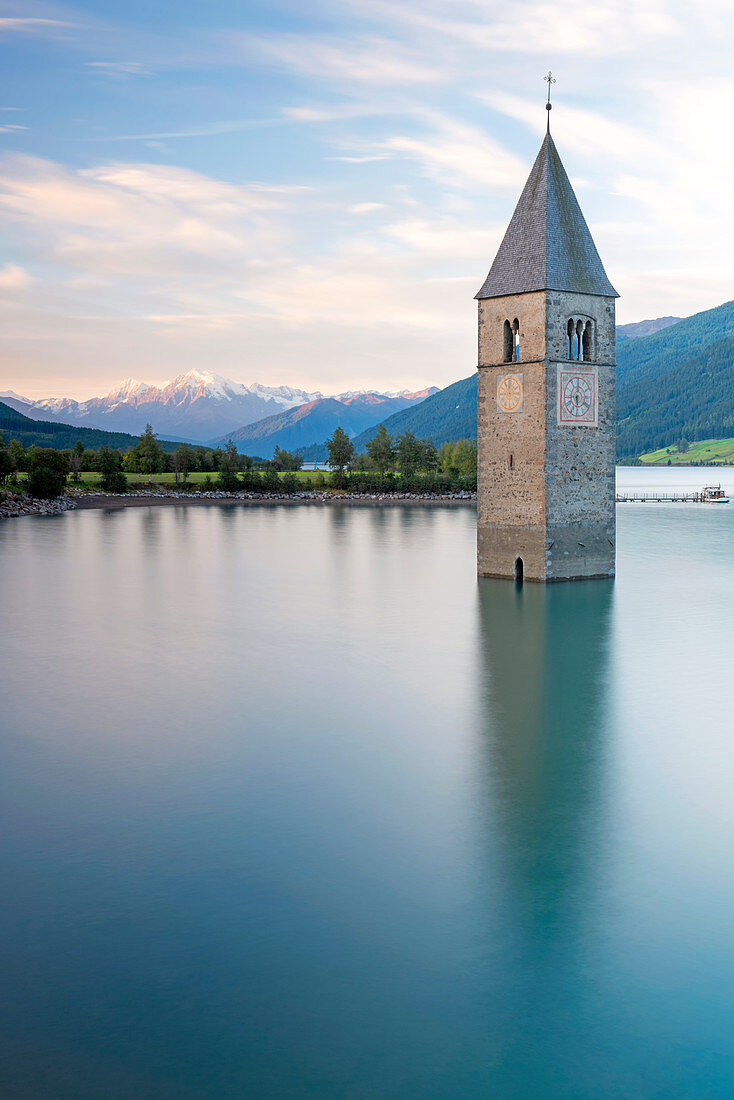 Berühmter versenkter Glockenturm von Trentino im Reschensee, Südtirol, Italien