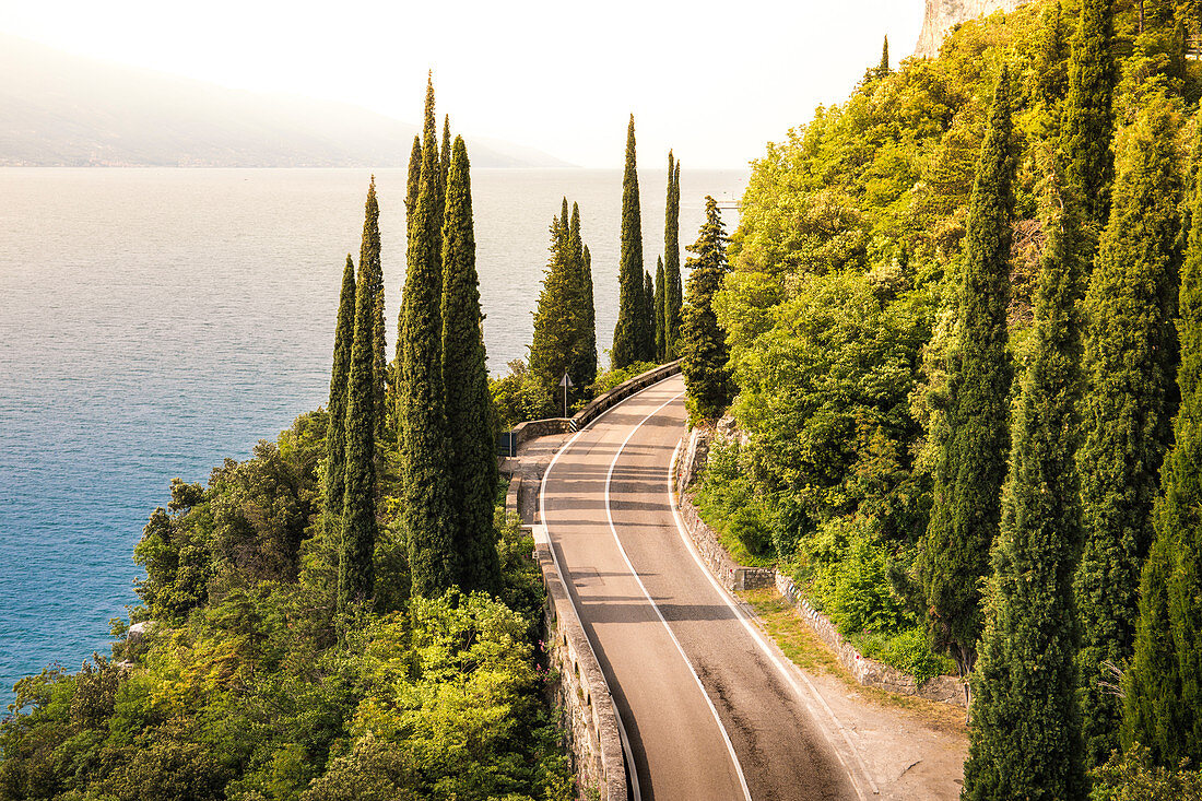 Panoramastraße SS45 an der Westküste des Gardasees in der Nähe von Tremosine, Lombardei, Italien