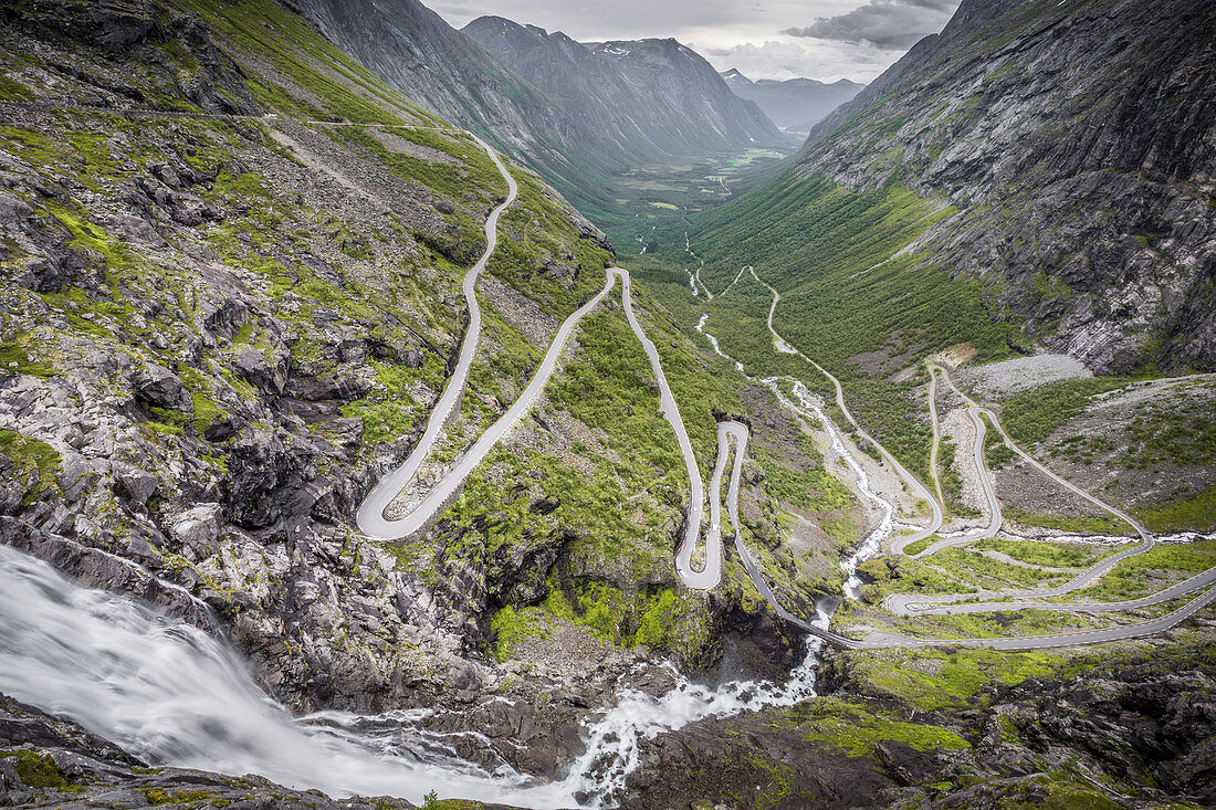 Serpentine in den Bergen von Trollstigen, Grafschaft More og Romsdal, Norwegen