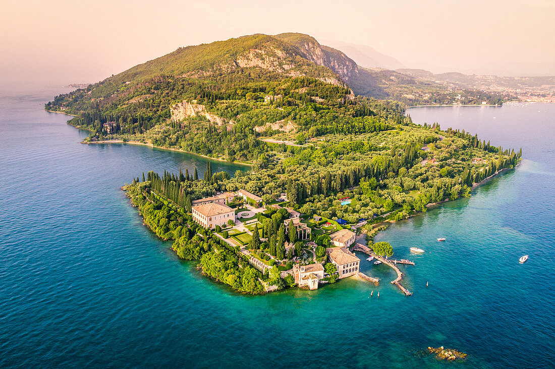 Luftaufnahme von Punta San Vigilio am Gardasee, Provinz Verona, Venetien, Italien