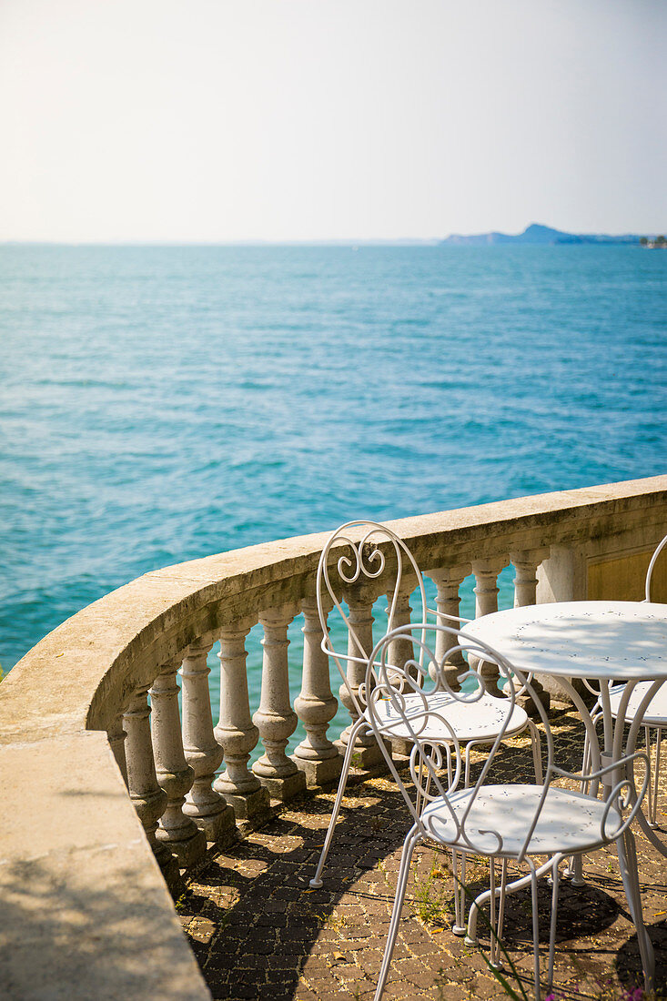 Terrasse mit Café Tisch am Gardasee, Lombardei, Italien