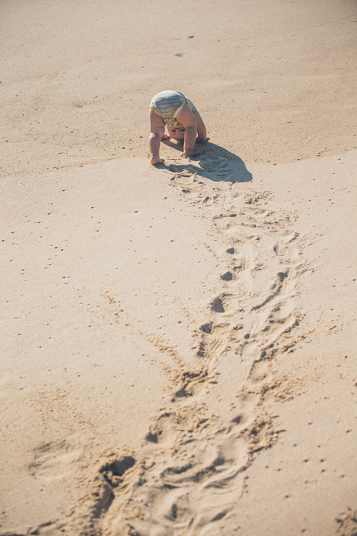 Kleines Kind spielt am Sandstrand Nordspaniens