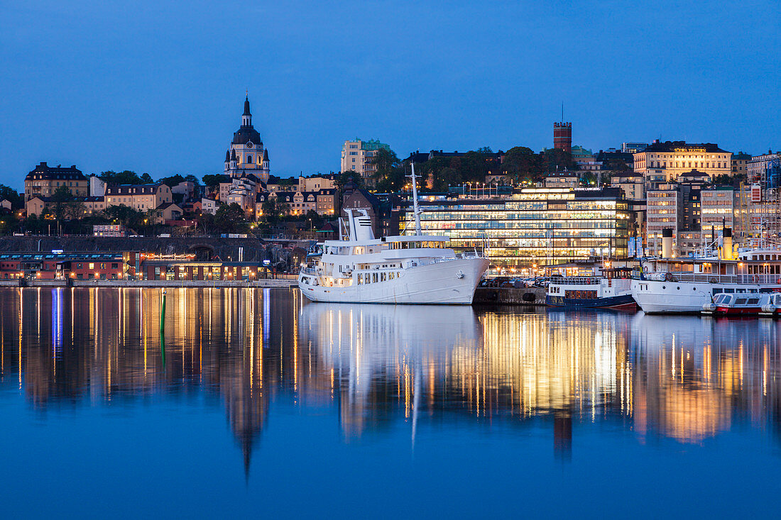 Ein Schiff und Fluss bei Sonnenuntergang, Stockholm, Schweden