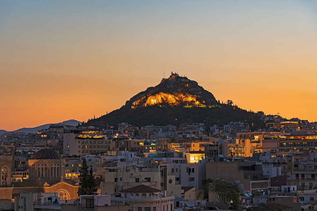 Athen bei Sonnenaufgang, im Hintergrund Lykavittos, Griechenland