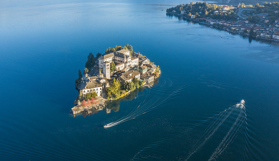 Luftbild von Isola San Giulio am Lago Maggiore, Italien