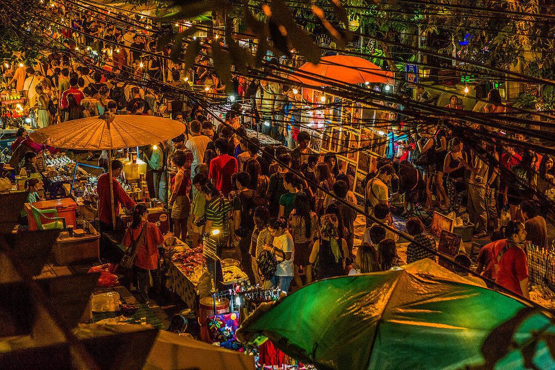 Night market in Chiang Mai, Thailand – License image – 71302319 lookphotos