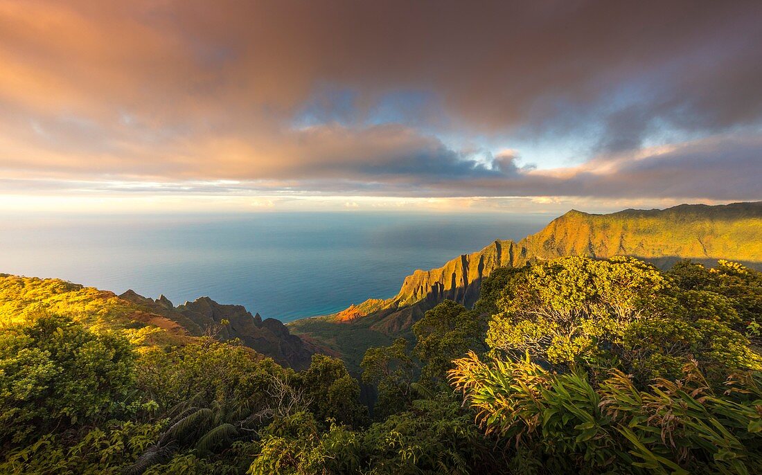 Küste bei Na Pali, Nordwestseite von Kauai-Insel, Hawaii, USA
