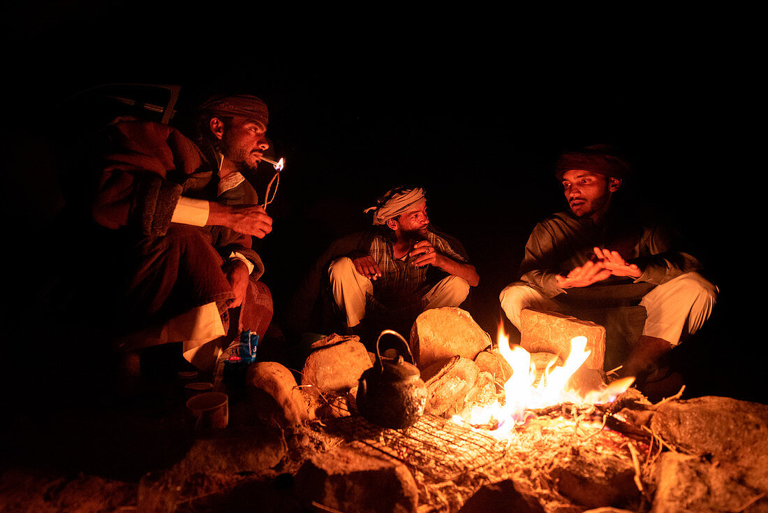 Beduinen sitzen am Feuer in der Wadi-Rumwüste, Süd-Jordanien, Mittlerer Osten, Asien