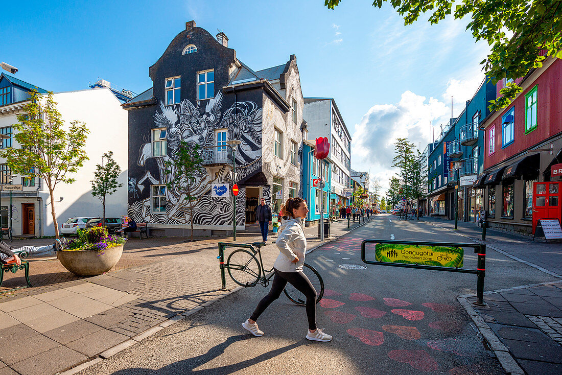 Ein Mädchen überquert die Straße in Reykjavik. Island