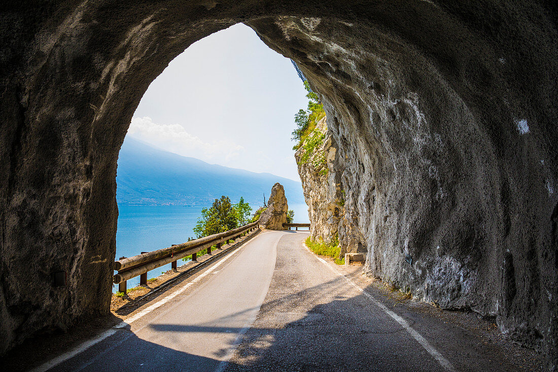 Westküste des Gardasees in der Nähe von Tremosine. Provinz Brescia, Lombardei, Italien