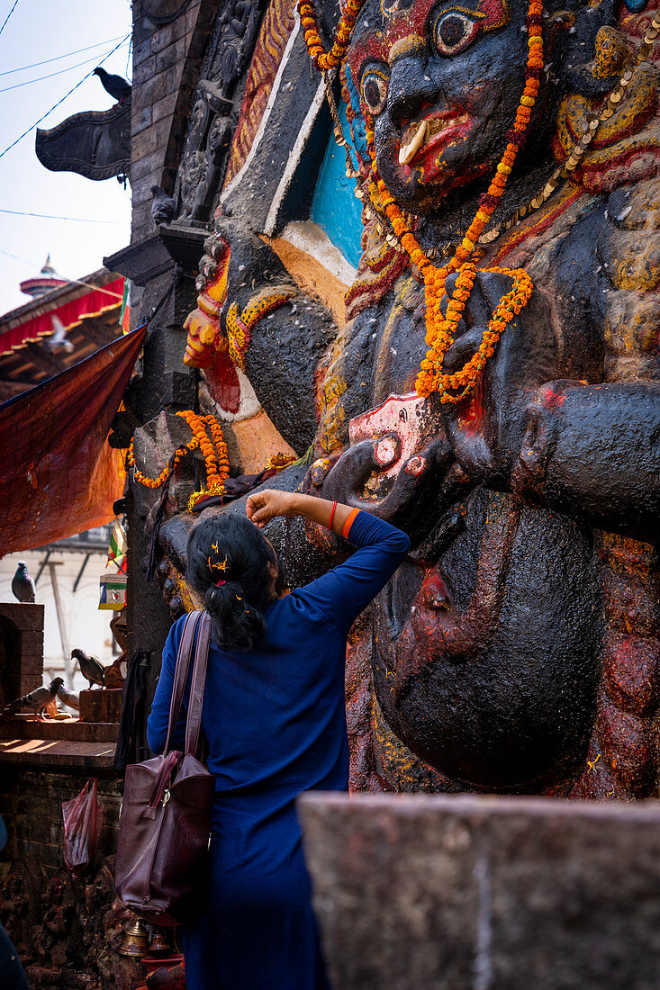 Statue und Schrein, Kal Bhairav Durbar in Kathmandu, Nepal, Asien