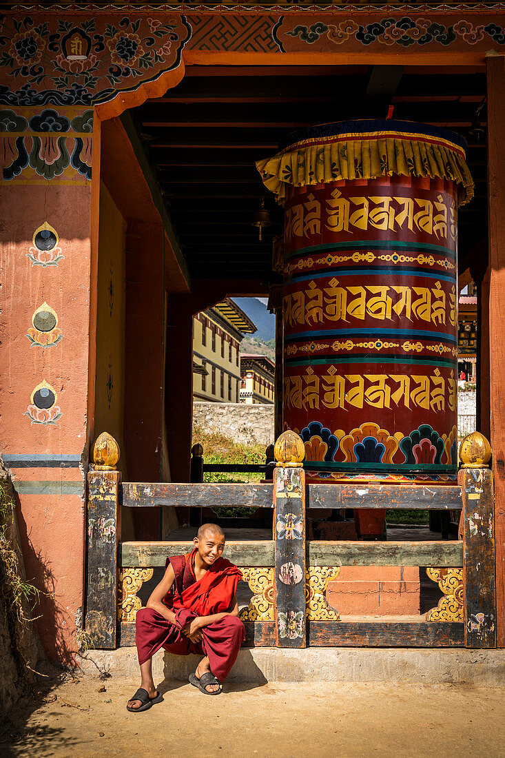 Junger Mönch lächelnd. Kloster Dechen Phodrang, Thimphu, Bhutan, Himalajaland, Himalaja, Asien