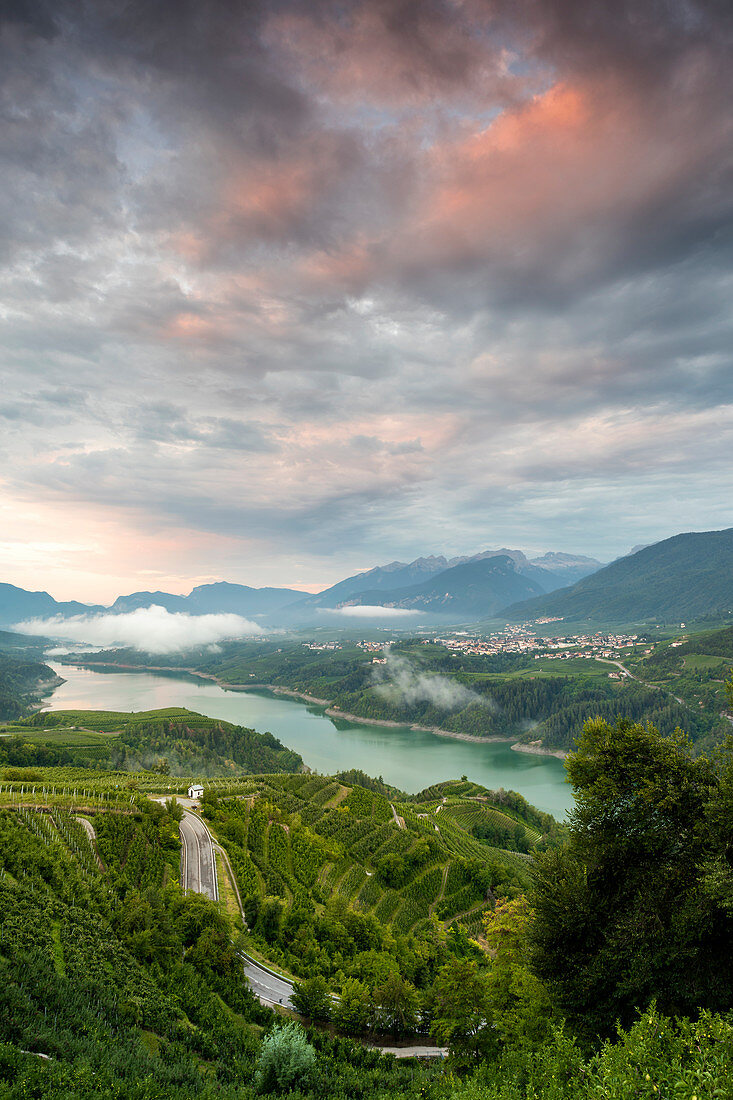 See Santa Giustina bei Sonnenaufgang, Italien, Trentino,