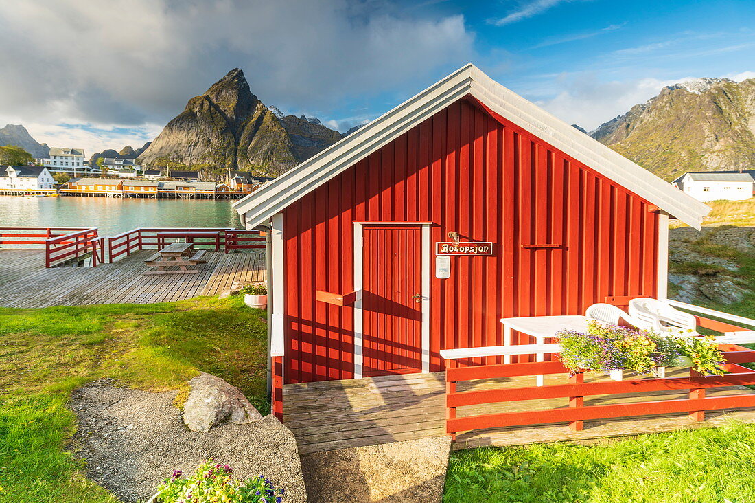 Traditionelle rote Kabine auf hölzerner Plattform, Sakrisoy, Reine, Nordland, Lofoten-Inseln, Norwegen