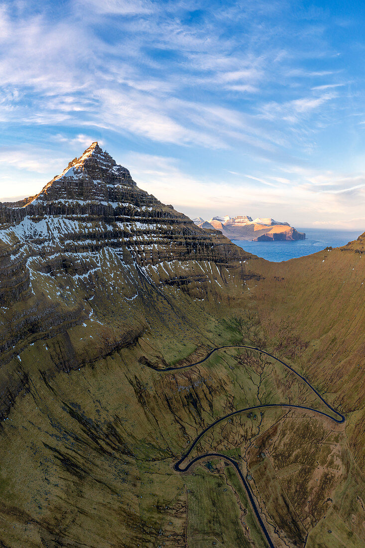 Luftaufnahme der Nestindar-Bergspitze und der Straße zu Trollanes, Kalsoy-Insel, Färöer, Dänemark