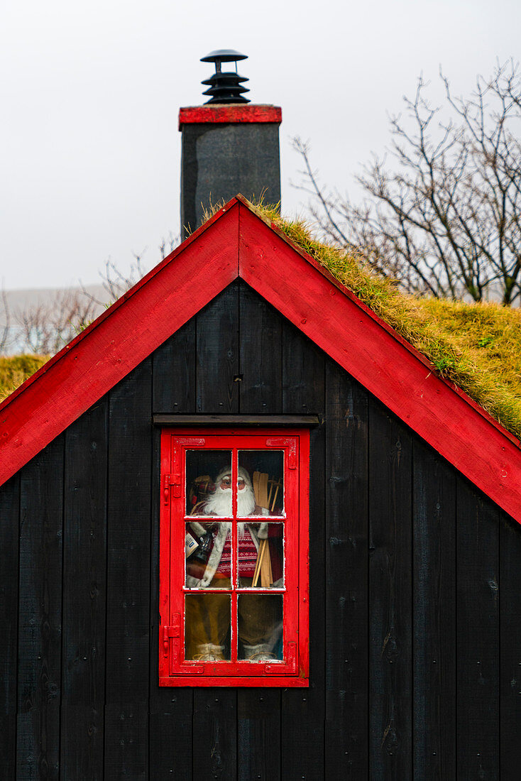 Fenster eines hölzernen Hauses mit Rasendach, Torshavn, Streymoy-Insel, Färöer, Dänemark