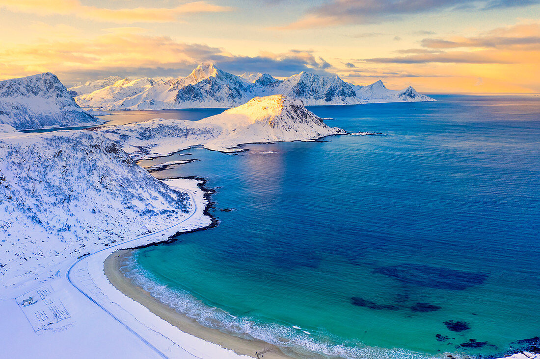 Luftaufnahme von Haukland bedeckt mit Schnee, Vestvagoy, Nordland, Lofoten-Inseln, Norwegen