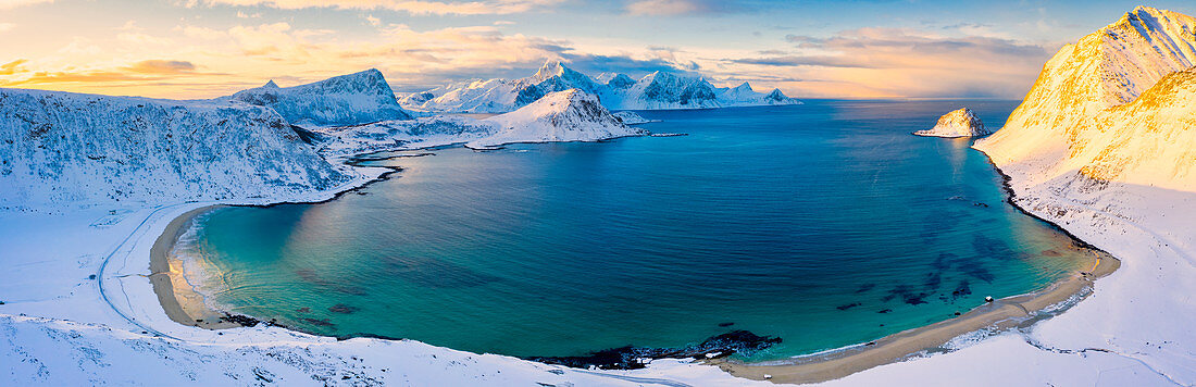 Luftaufnahme von Haukland bedeckt mit Schnee, Vestvagoy, Nordland, Lofoten-Inseln, Norwegen