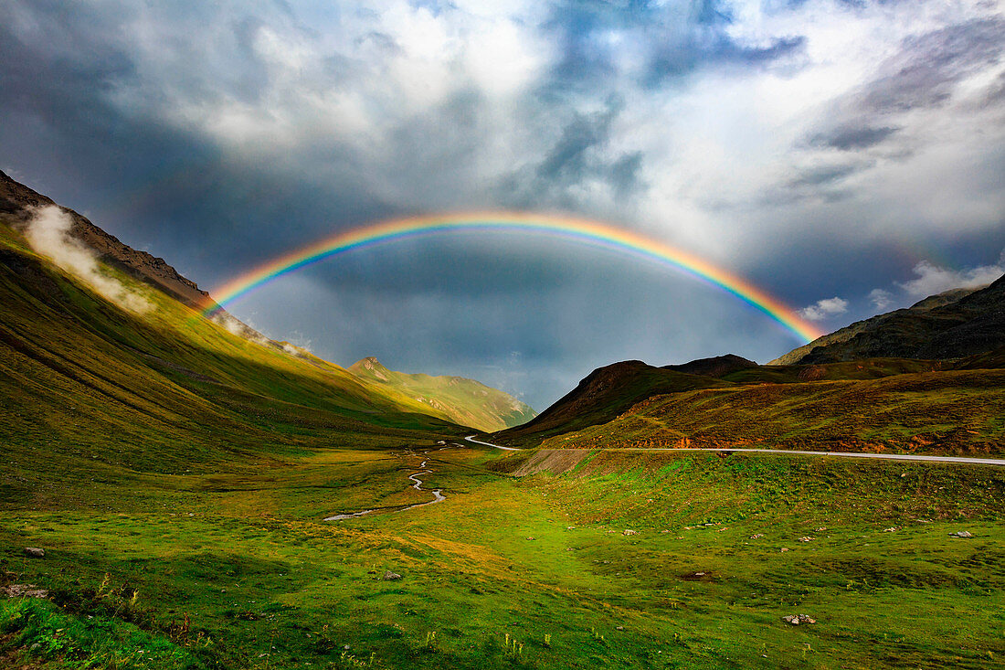 Regenbogen am Albigna-Tal, Engadin, Kanton Graubünden, Schweiz, Europa