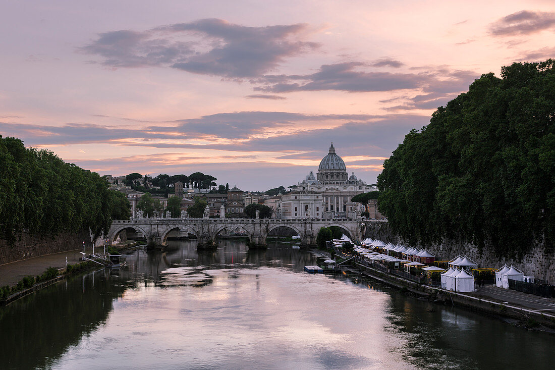 St Peter Basilika und Ponte degli Angeli bei Sonnenuntergang, Rom, Lazio, Italien