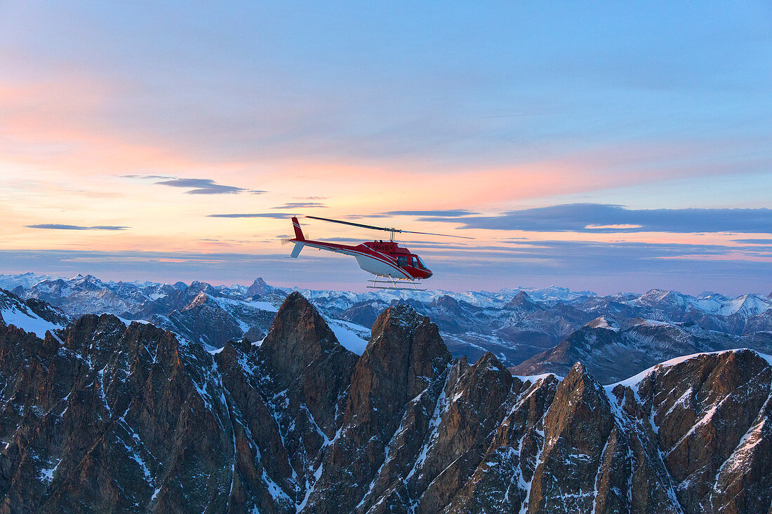 Hubschrauber über Pizzi Gemelli in Richtung Piz Bernina, Valmalenco, Lombardei, Grenze zwischen Italien und der Schweiz