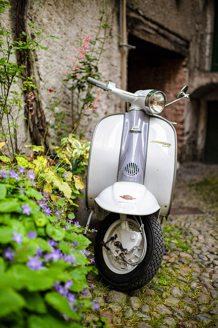 Motoroller 'Lambretta Innocenti' in einem Hof, Morbegno, Provinz von Sondrio, Valtellina, Lombardei, Italien