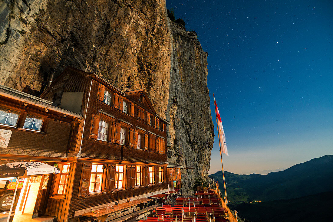 Gasthaus Aescher-Wildkirchli und Restaurant von Außen bei Nacht, Ebenalp, Appenzell Innerrhoden, Schweiz