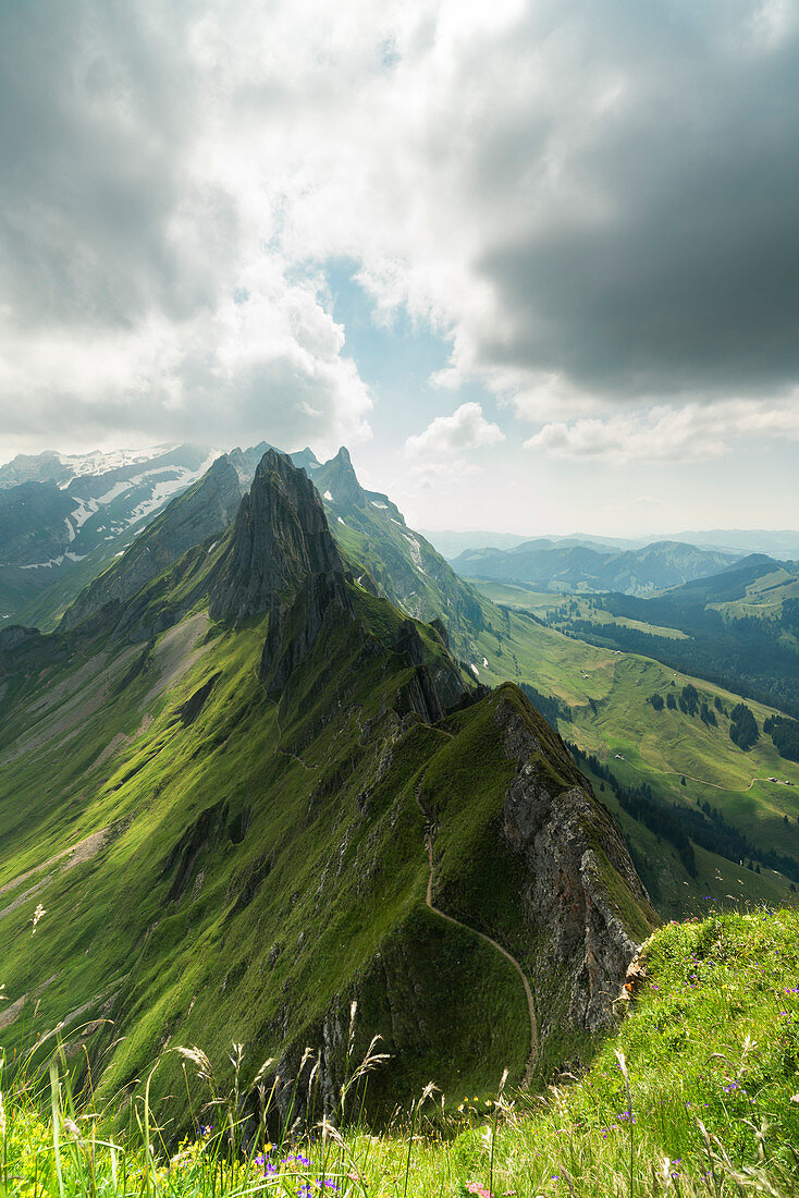 Wolken über dem felsigen Kamm von Santis, Appenzell Innerrhoden, Schweiz